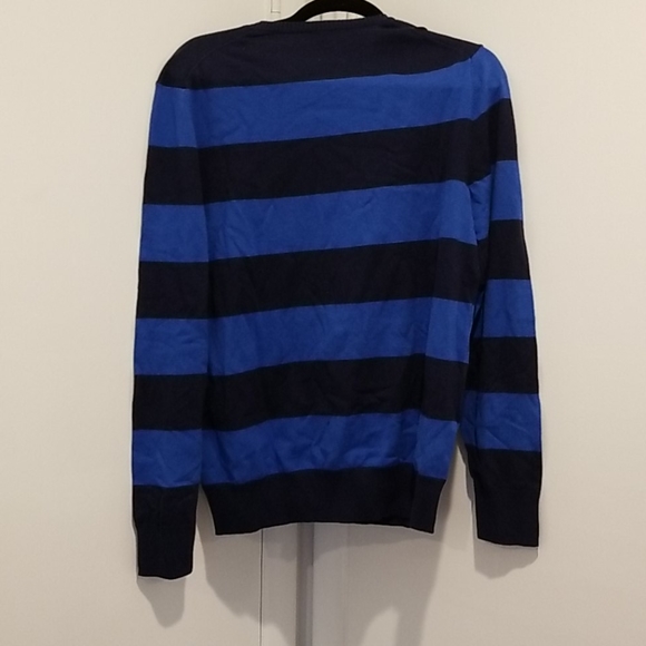 Nwot! Gap sweater. Size L - Picture 3 of 3